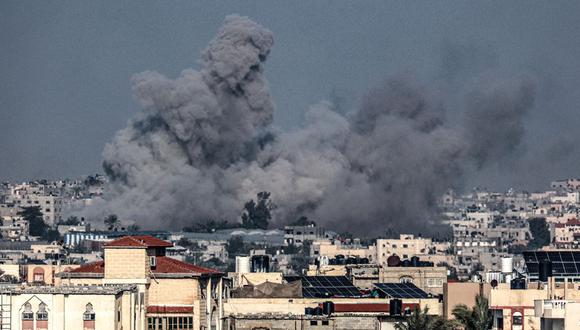 Esta fotografía tomada el 18 de enero de 2024 desde Rafah muestra humo ondeando sobre Khan Yunis en el sur de la Franja de Gaza durante el bombardeo israelí, en medio de las batallas en curso entre Israel y el grupo militante palestino Hamas | Foto: AFP