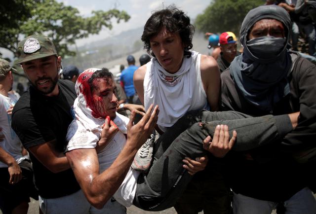 El momento en que una tanqueta militar arrolla a manifestantes en Caracas. Foto: Reuters
