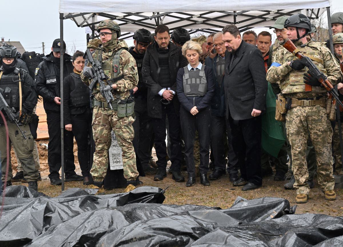 The President of the European Commission, Ursula von der Leyen, is flanked by the Prime Minister of Slovakia, Eduard Heger, and the High Representative of the European Union for Foreign Affairs and Security Policy, Josep Borrell, as they visit a mass grave in the Bucha city, northwest of kyiv, on April 8, 2022. (SERGEI SUPINSKY / AFP).