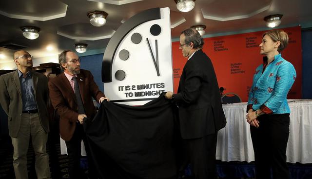 El número de minutos para la medianoche, que mide el grado de amenaza nuclear, ambiental y tecnológica para la Humanidad, es corregido periódicamente. (Foto: AFP)