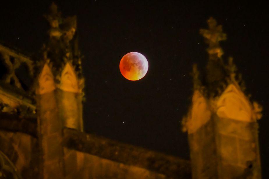 La Catedral de Tours (Indre y Loira, Francia) y la Superluna de sangre (Foto: AFP)