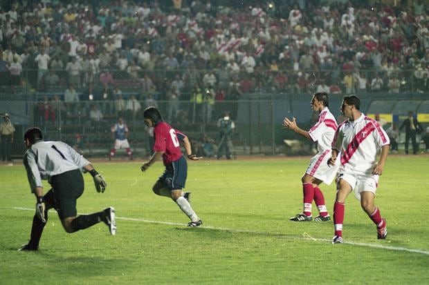 On March 27, 2001, the Peruvian team defeated the Chilean team 3–1 in a match valid for the 2002 World Cup Korea-Japan. The Peruvian goals were scored by Flavio Maestri, Claudio Pizarro and Andrés Mendoza.  (Photo GEC File)