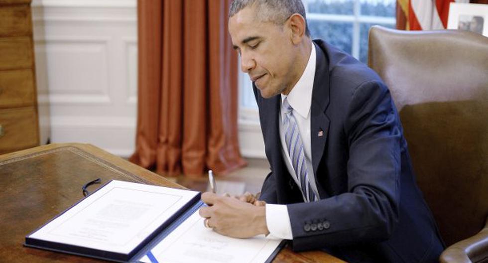 El mandatario firmando la ley que dotará de fondos al Departamento de Seguridad Nacional. (Foto: EFE)