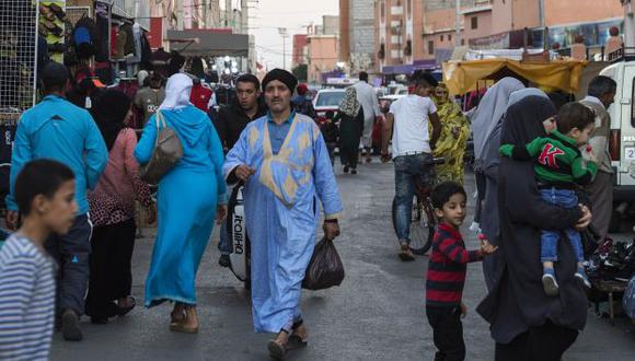 La gente camina en una calle de mercado en Laayoune, la principal ciudad del Sáhara Occidental controlada por Marruecos. (Foto: AFP)