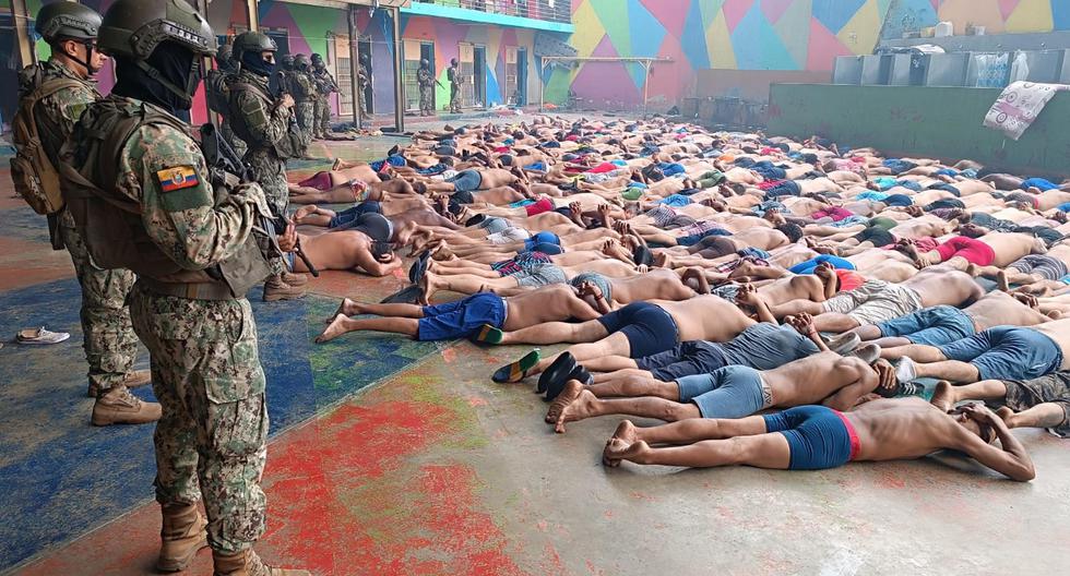 Fotografía cedida por las Fuerzas Armadas de Ecuador el lunes 8 de enero, que muestra la intervención en la cárcel Regional del Litoral, en Guayaquil. (EFE/ Cortesía Fuerzas Armadas de Ecuador).