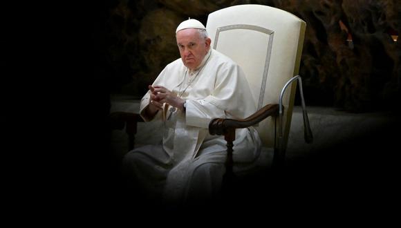 El papa Francisco observa durante la audiencia general semanal el 14 de diciembre de 2022 en la sala Paul-VI en el Vaticano (Filippo MONTEFORTE / AFP)