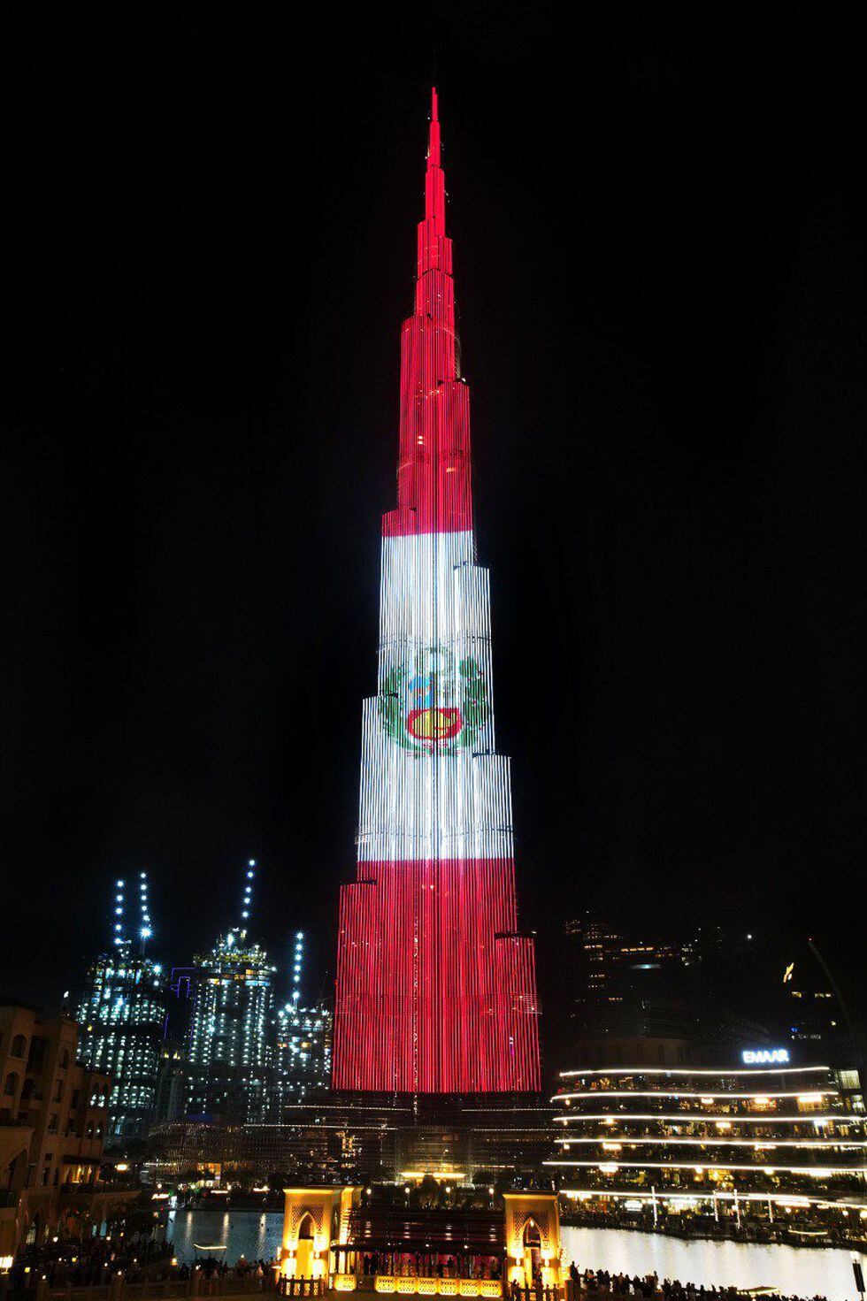 Burj Khalifa: edificio más alto del mundo se iluminó con la bandera del