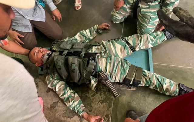 Un miliciano chavista herido en los enfrentamientos en Ureña. (EFE).