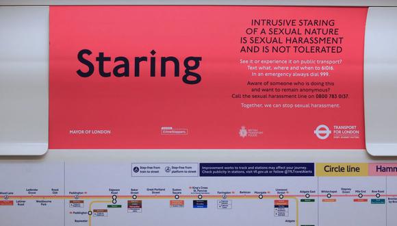 &quot;Mirar fijamente de manera intrusiva y sexual es acoso sexual y no se tolera&quot;, dice este cartel en el metro de Londres. (GETTY IMAGES)