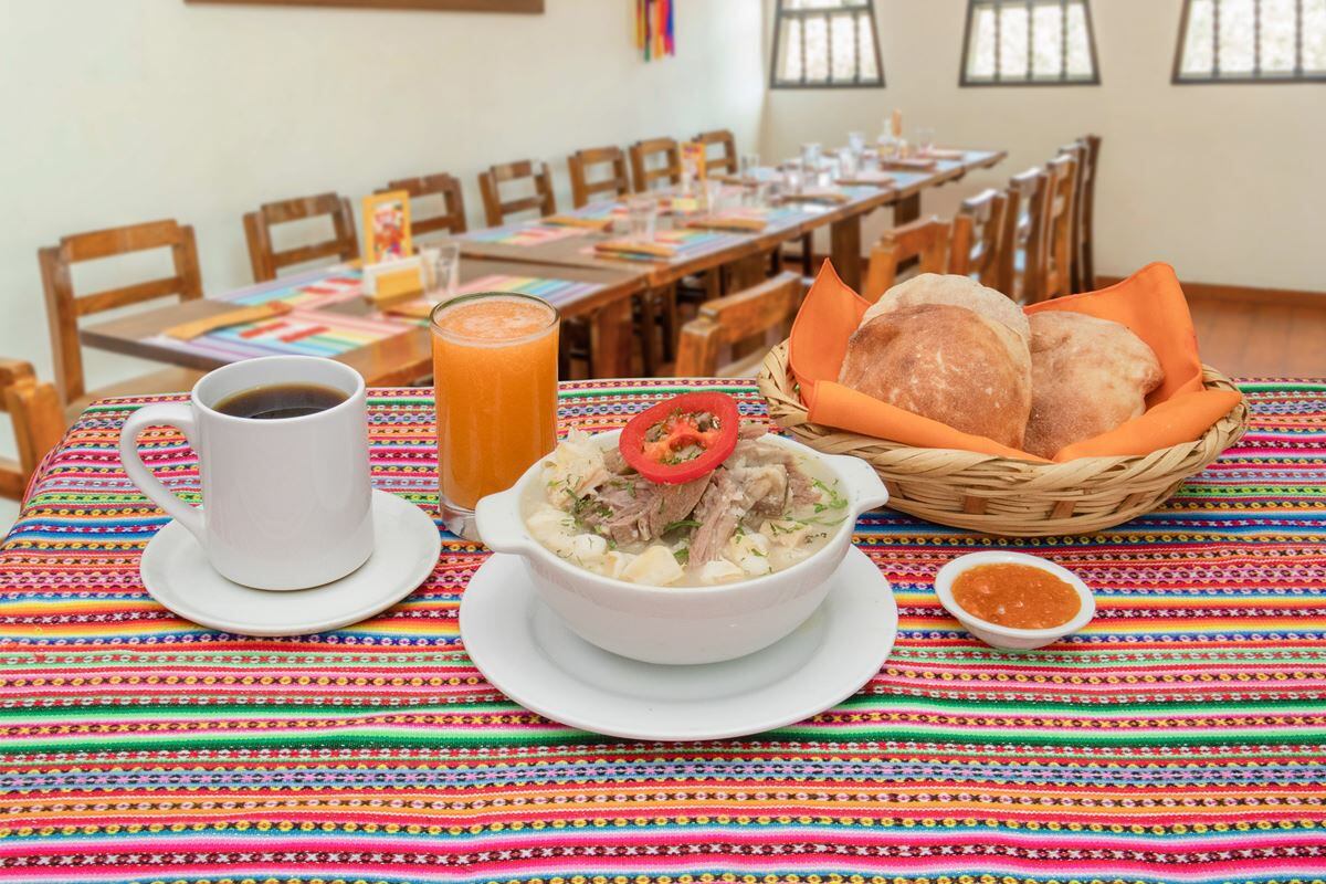 En Huancahiasi, un desayuno para dos que incluye patasca, tamales, pan y bebidas.