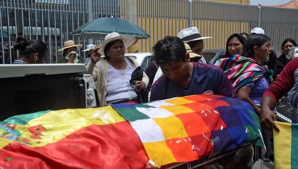 Un pariente llora sobre el ataúd de un partidario del expresidente boliviano Evo Morales asesinado durante enfrentamientos con la policía en Sacaba, Cochabamba. (Foto: AFP)
