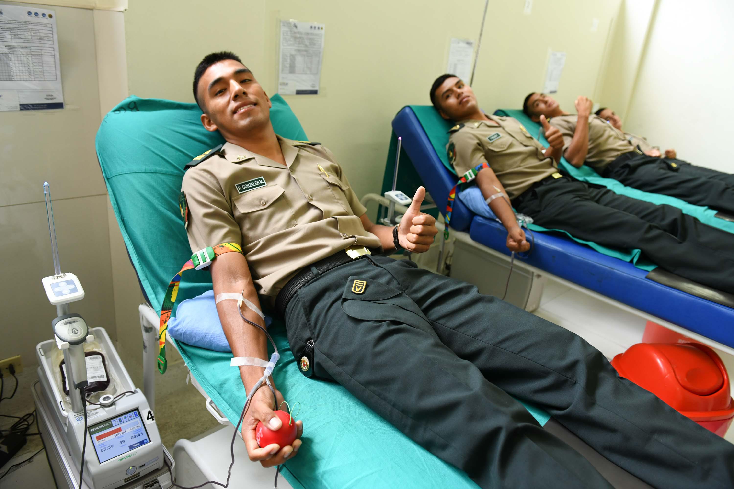 Policías donan sangre para bomberos quemados