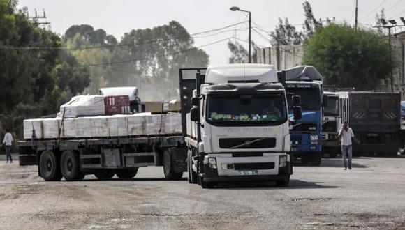 Camiones palestinos en la puerta del cruce de Kerem Shalom, el principal punto de paso para las mercancías que ingresan a Gaza. (Foto: EFE)