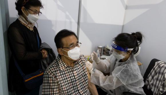 Una enfermera administra una dosis de la vacuna Pfizer-BioNTech Covid-19 en un sitio de vacunación dentro del Incheon Samsan World Gymnasium en el distrito Bupyeong de Incheon, Corea del Sur. (Foto: SeongJoon Cho / Bloomberg).