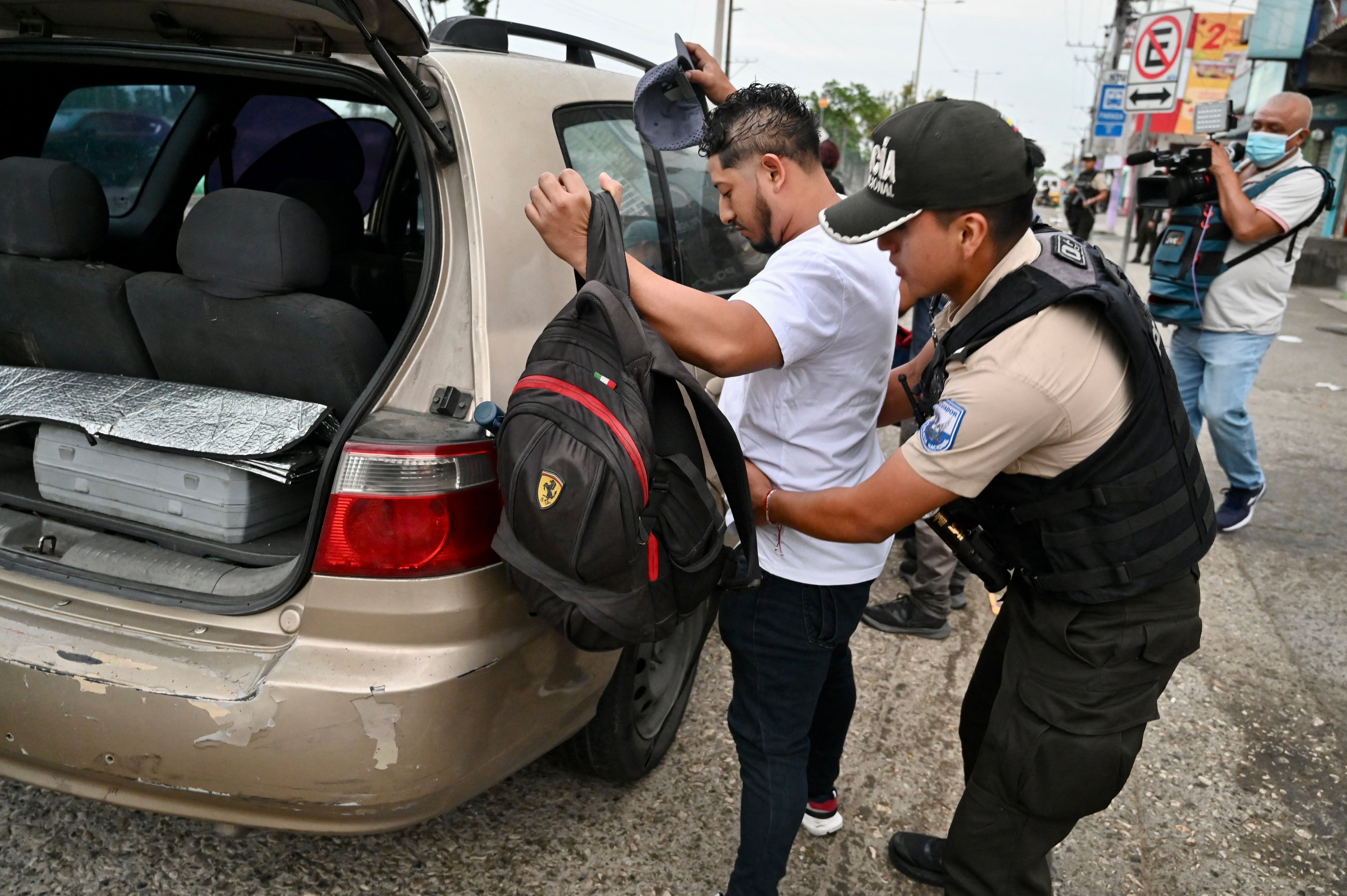 Un oficial de policía cachea a un hombre durante una operación de seguridad en Guayaquil, Ecuador, el 1 de abril de 2024. (Foto de MARCOS PIN/AFP)