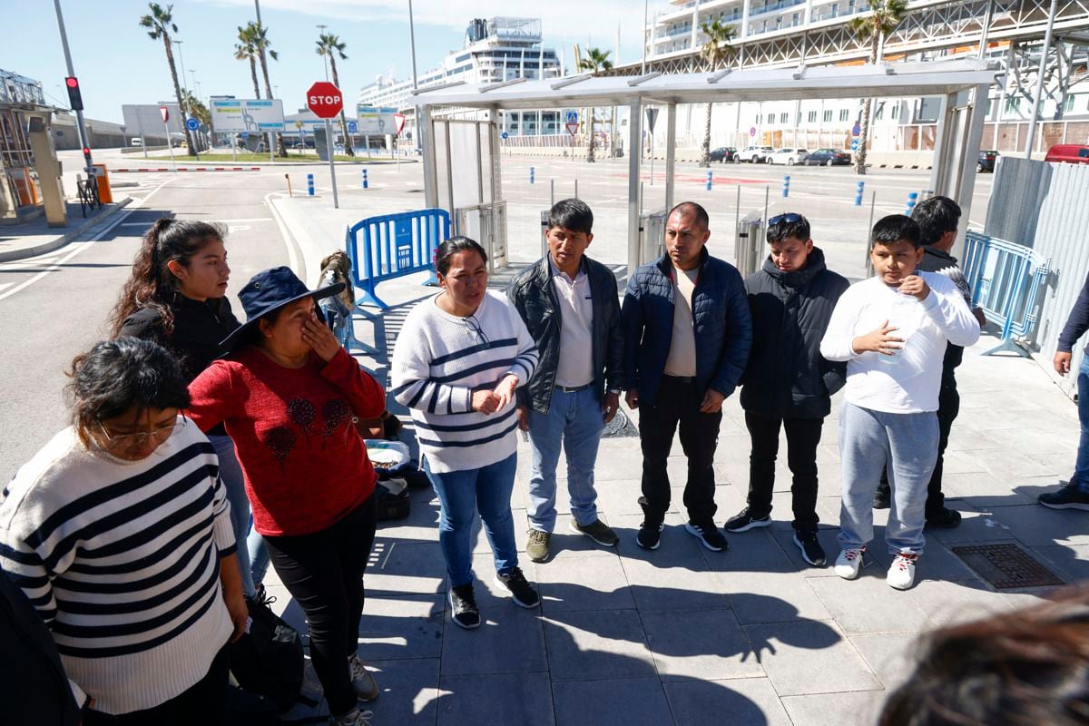 Relatives of the 69 Bolivians arrived at the port of Barcelona to find out about their families. 