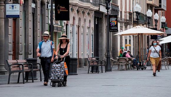 Varias personas con y sin mascarilla pasean por una de las principales calles comerciales de la capital grancanaria, en una imagen de archivo.  (Foto: EFE/Ángel Medina G.)