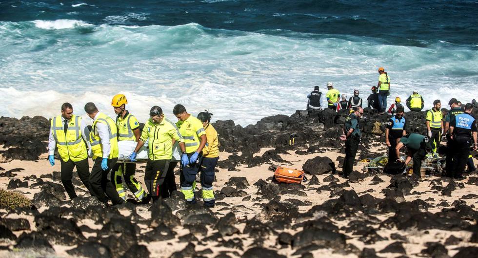 Los servicios de emergencias han rescatado los cuerpos sin vida de dos inmigrantes más que viajaban en la patera que naufragó en la madrugada de este miércoles frente a las costas de Lanzarote por lo que ya son cinco los fallecidos en este suceso. (EFE)