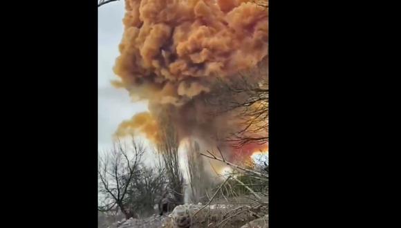 Bombardeo ruso que impactó en un tanque de ácido nítrico en Severodonetsk, Ucrania. (Captura de video).