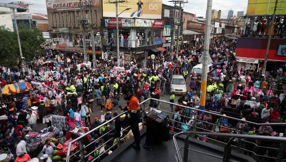 La gente camina por el sector comercial de San Victorino durante la temporada de ventas navideñas mientras continúa el brote de coronavirus (COVID-19) en Bogotá, Colombia. (REUTERS / Luisa González).