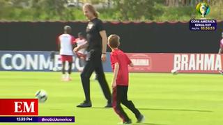 Ricardo Gareca se relaja junto a su nieto en entrenamiento de la selección