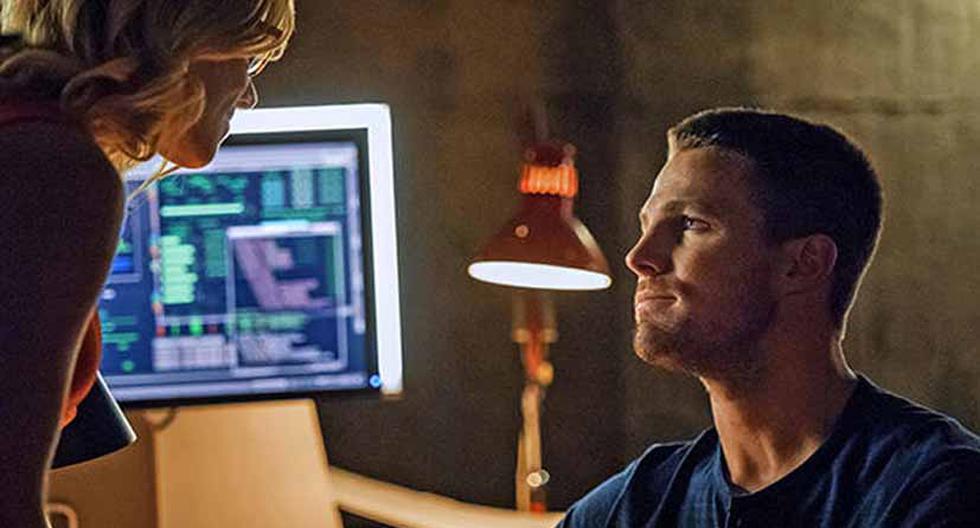 Emily Bett Rickards es Felicity Smoak y Stephen Amell es Oliver Queen en 'Arrow' (Foto: The CW)
