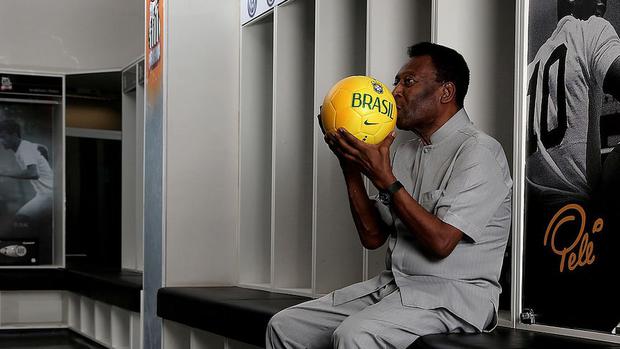 Pelé is considered by several analysts as the best footballer in history.