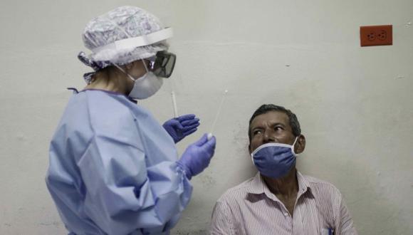Personal médico da indicaciones antes de una prueba de covid-19 en San José (Costa Rica). (Foto: EFE/Jeffrey Arguedas).