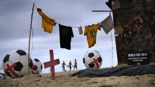 Brasil: Usan balones gigantes para protestar contra el Mundial