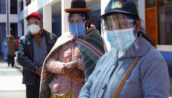Ciudadanos de Puno esperan hacerse la prueba gratuita de Covid-19 durante una campaña municipal el 2 de septiembre de 2020 (Foto de Carlos MAMANI / AFP)