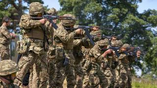 Soldados ucranianos reciben entrenamiento militar británico