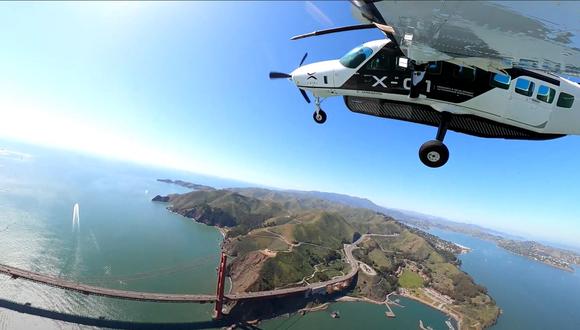 Captura de fotograma de un video sin fecha cortesía de Xwing, un Cessna 208B Grand Caravan que sobrevuela el puente Golden Gate (FOTO: AFP PHOTO / Xwing)