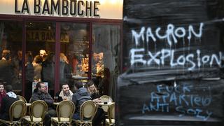 Macron promulga su impopular reforma de las pensiones en Francia pese a las protestas 
