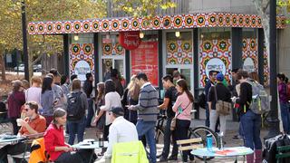 Este restaurante ofrece comida de países en conflicto con EE UU