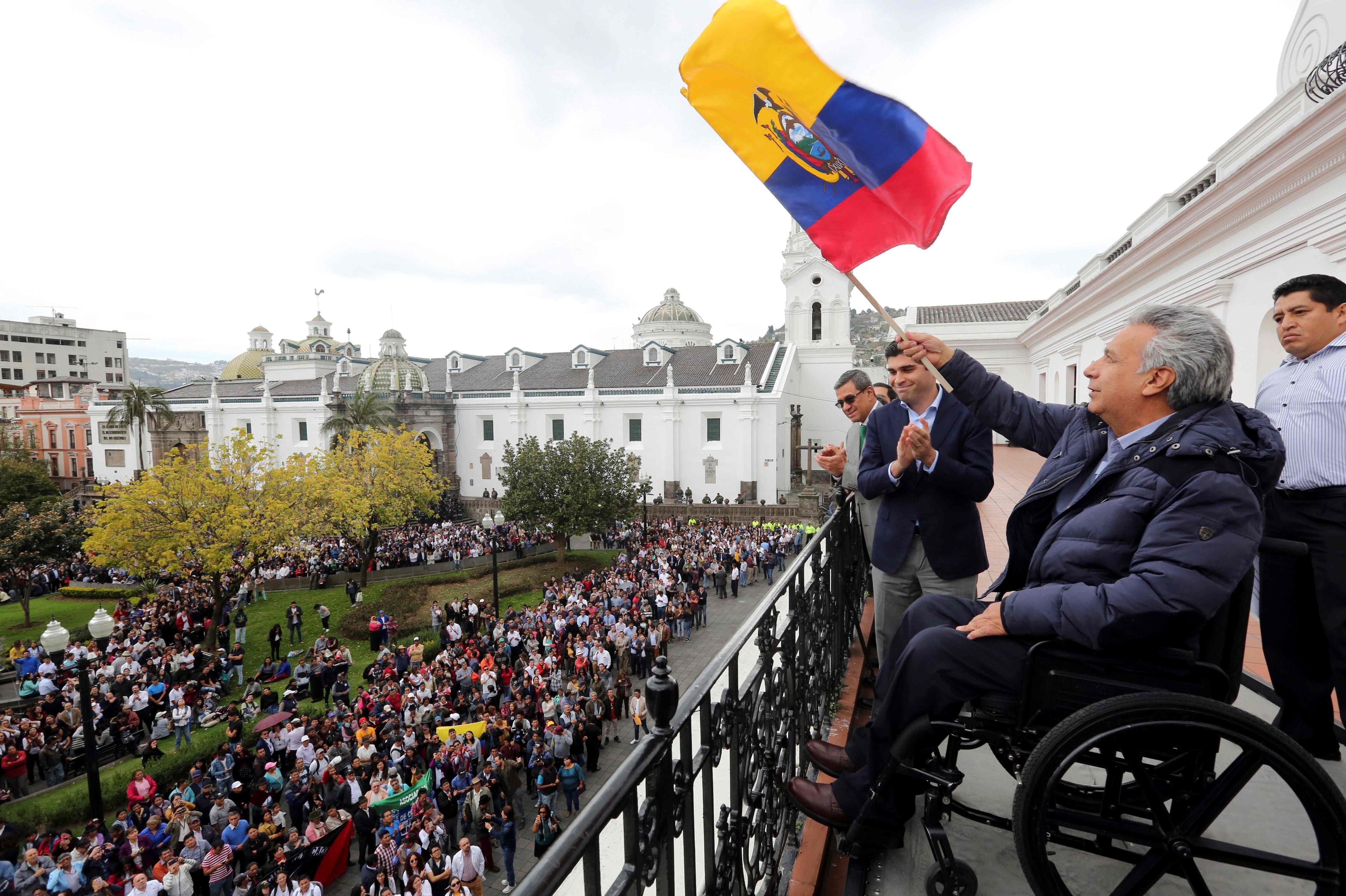 Lenín Moreno ondeó una bandera ecuatoriana con la que simbolizó así la vuelta a la normalidad en Quito. (AFP)