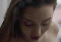 Miranda Kerr se desnuda en comercial de Reebok 