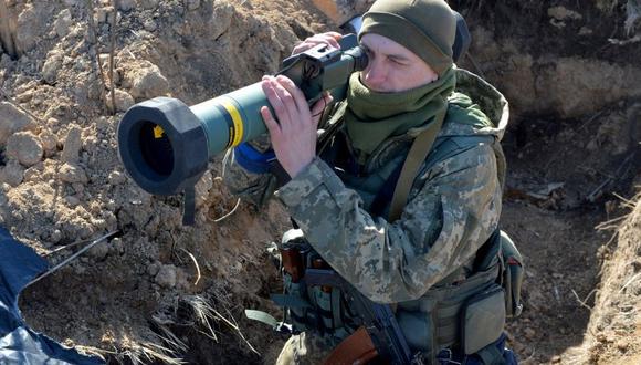 Un soldado ucraniano sostiene un lanzacohetes antitanques.
