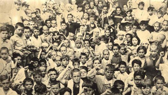 Parte de los 456 niños españoles que, el 7 de junio de 1937, llegan al puerto mexicano de Veracruz, a los que el presidente Lázaro Cárdenas les nombró "hijos adoptivos" del país y se les conoce como "Los niños de Morelia". (Foto tomada de Chicago Tribune)