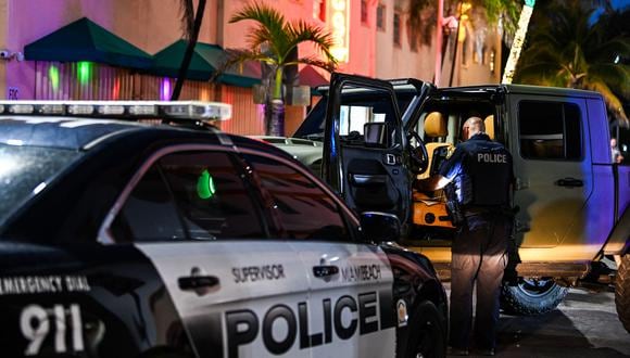 Imagen de archivo donde un oficial de policía inspecciona el interior de un automóvil en Ocean Drive en Miami, Florida. (Foto: CHANDAN KHANNA / AFP)