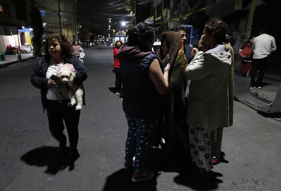 Personas permanecen en las calles después de registrarse un terremoto la madrugada de este jueves en la Ciudad de México (México). EFE/ Sáshenka Gutiérrez