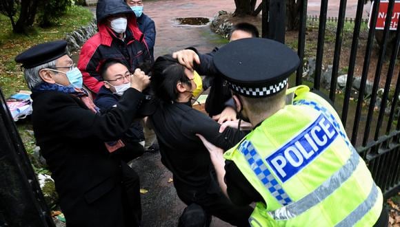 Un incidente que involucra una pelea entre un manifestante a favor de la democracia de Hong Kong (C) y el personal del consulado chino, como un oficial de policía británico, durante una manifestación frente al consulado en Manchester. (Foto de Matthew LEUNG / THE CHASER NEWS / AFP)