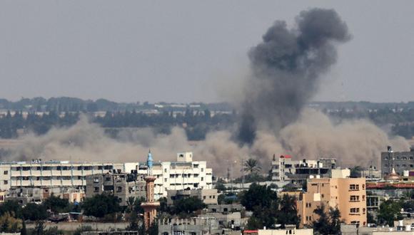 Una columna de humo se eleva sobre los edificios durante un ataque israelí al este de Rafah, en el sur de la Franja de Gaza, el 11 de mayo de 2023 (Foto: SAID KHATIB / AFP)