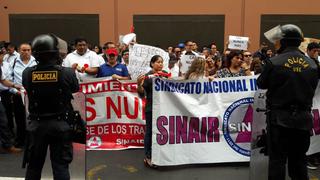 Reniec: trabajadores continúan con paro nacional y protestan frente al MEF