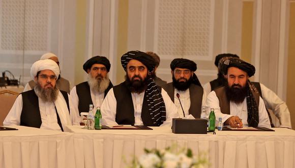 Miembros de la delegación talibán que se reúnen con diplomáticos extranjeros en la capital de Qatar, Doha, el 12 de octubre de 2021. (KARIM JAAFAR / AFP).
