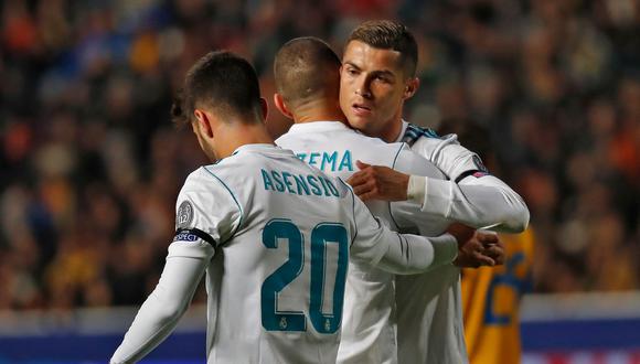 Karim Benzema celebra con Cristiano Ronaldo el cuarto gol del Real Madrid. (Foto: AFP)