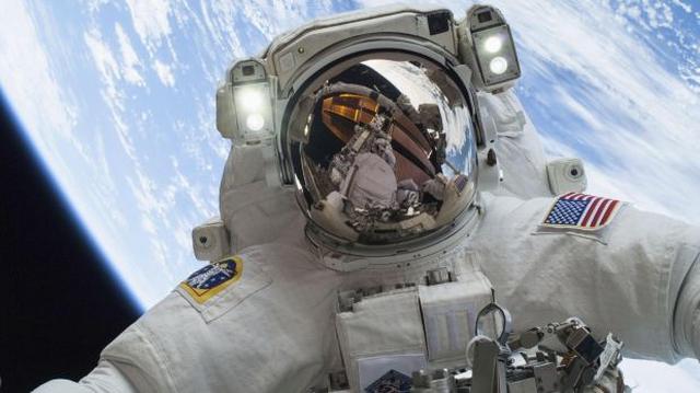 ¿Qué pasaría si un astronauta se quita el casco en el espacio? - 1