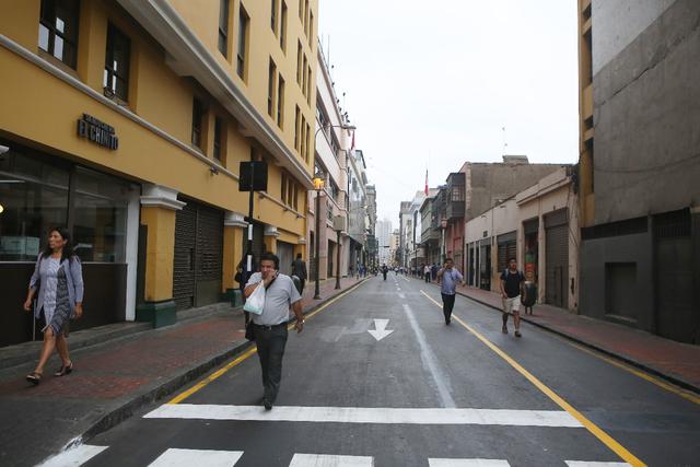 En varias calles del Damero de Pizarro se ensancharon las veredas para beneficiar a los peatones. Provisionalmente, han sido delimitadas con pinturas, macetas y conos (Foto: Atoq Ramón)