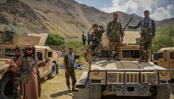 Hombres armados afganos que apoyan a las fuerzas de seguridad contra los talibanes se colocan con sus armas y vehículos Humvee en la provincia de Panjshir el 19 de agosto de 2021. (Ahmad SAHEL ARMAN / AFP).