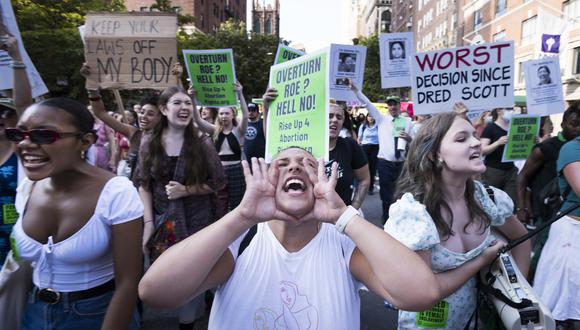 Personas marchan durante una protesta por el derecho al aborto en reacción a la decisión de hoy de la Corte Suprema de EE.UU. en el caso Dobbs v Jackson Women's Health Organization en Nueva York, Nueva York.