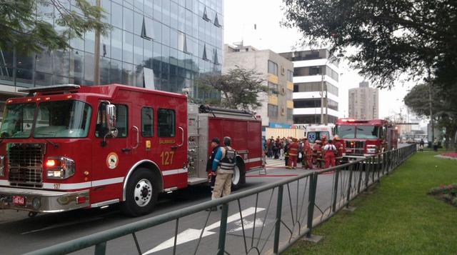 San Borja: bomberos controlan amago de incendio en librería - 7
